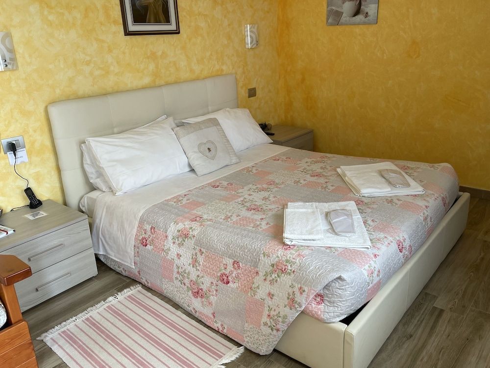 Hotel Diffuso Il Portichetto sulla collina a Vezio Perledo Comfort Triple Room, Poolside (Giglio) 2