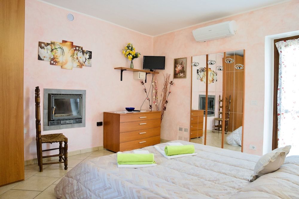 Hotel Diffuso Il Portichetto sulla collina a Vezio Perledo Family Apartment, 2 Bedrooms, Kitchen 3