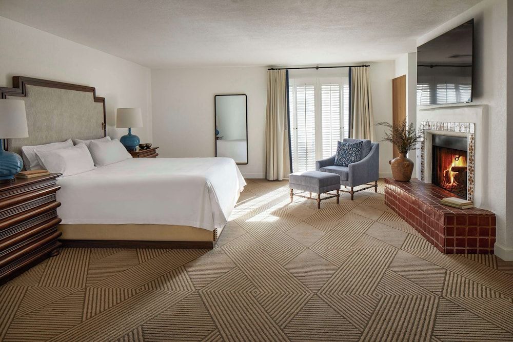 Suite, 1 King Bed with Sofa bed, Fireplace, Pool View