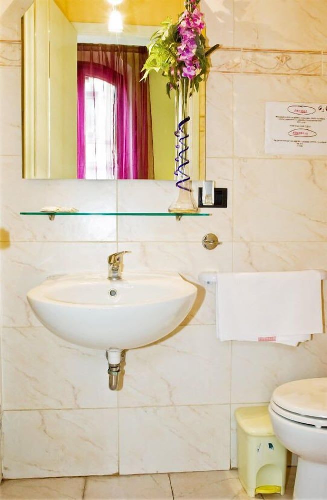 Leone X Guest House Standard Double Room 8