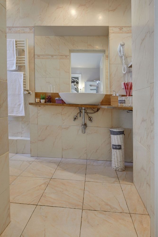 Leone X Guest House Superior Room 8