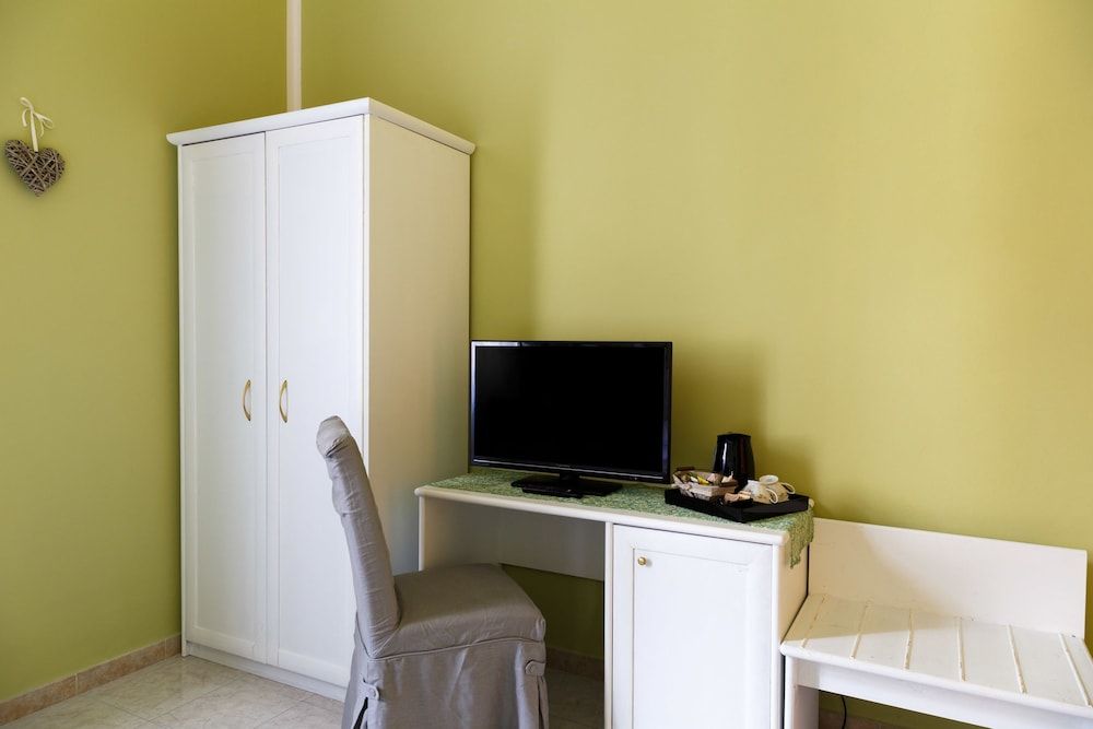 Leone X Guest House Standard Double Room 9