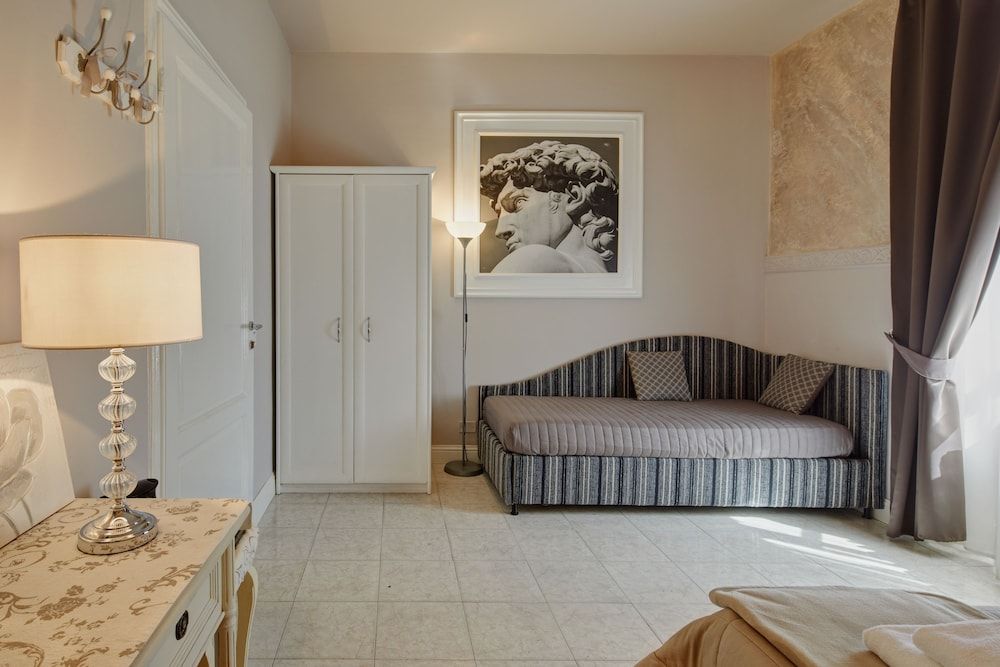 Leone X Guest House Superior Room 6