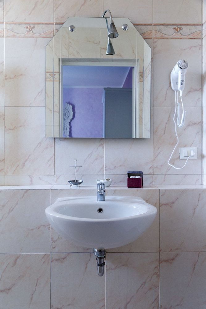 Leone X Guest House Standard Double Room 7