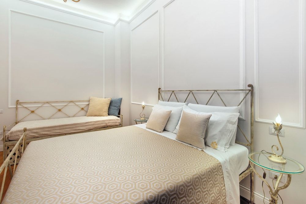 Residenza Borbonica Deluxe Triple Room, Courtyard View (Maria Sofia) 4