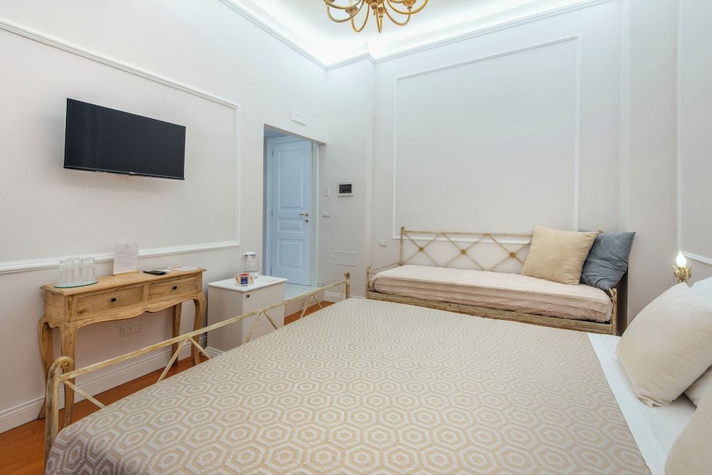 Residenza Borbonica Deluxe Triple Room, Courtyard View (Maria Sofia) 2