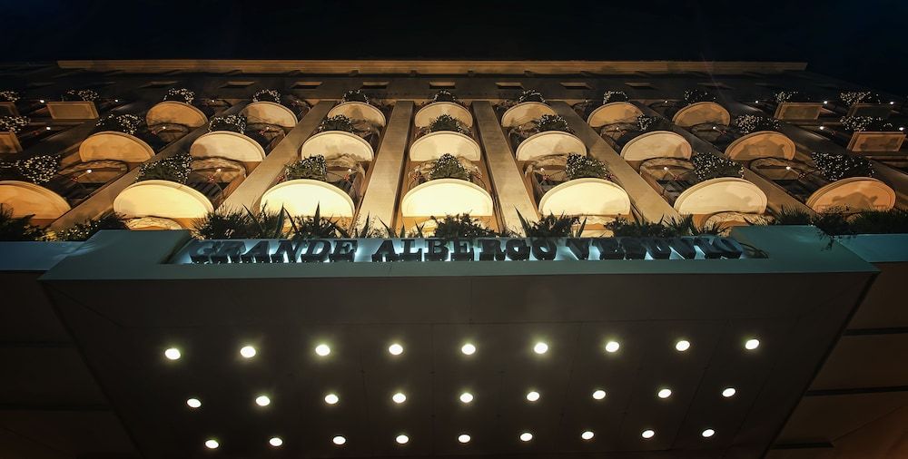 undefined Grand Hotel Vesuvio 2