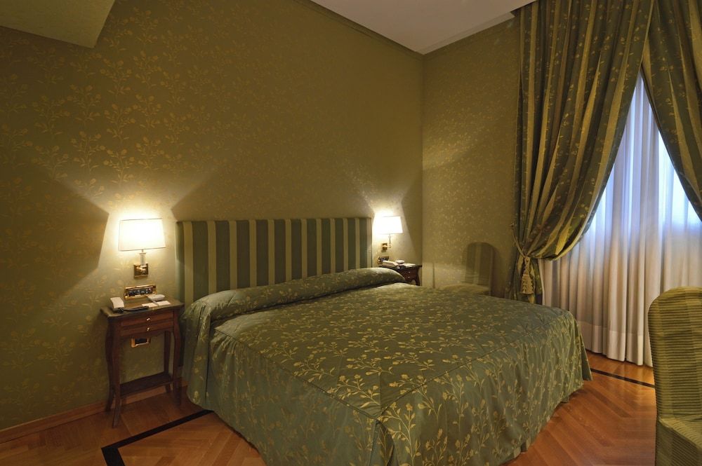 undefined Grand Hotel Vesuvio 5