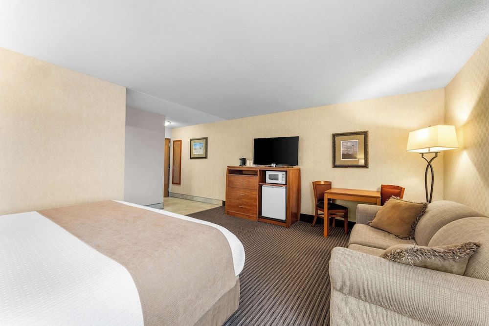 Best Western Vermillion Inn Suite, 1 King Bed, Non Smoking, Refrigerator & Microwave (Walk-in Shower;with Sofabed)