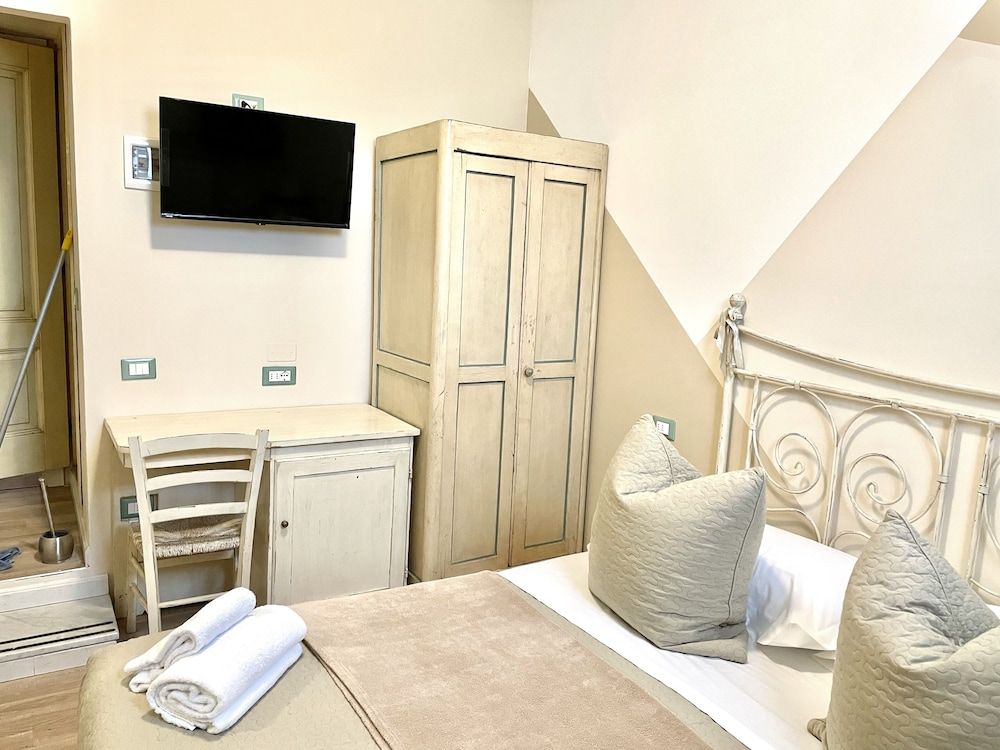 Soggiorno Pezzati Daniela Economy Double Room, 1 Queen Bed, Refrigerator, Courtyard Area 8
