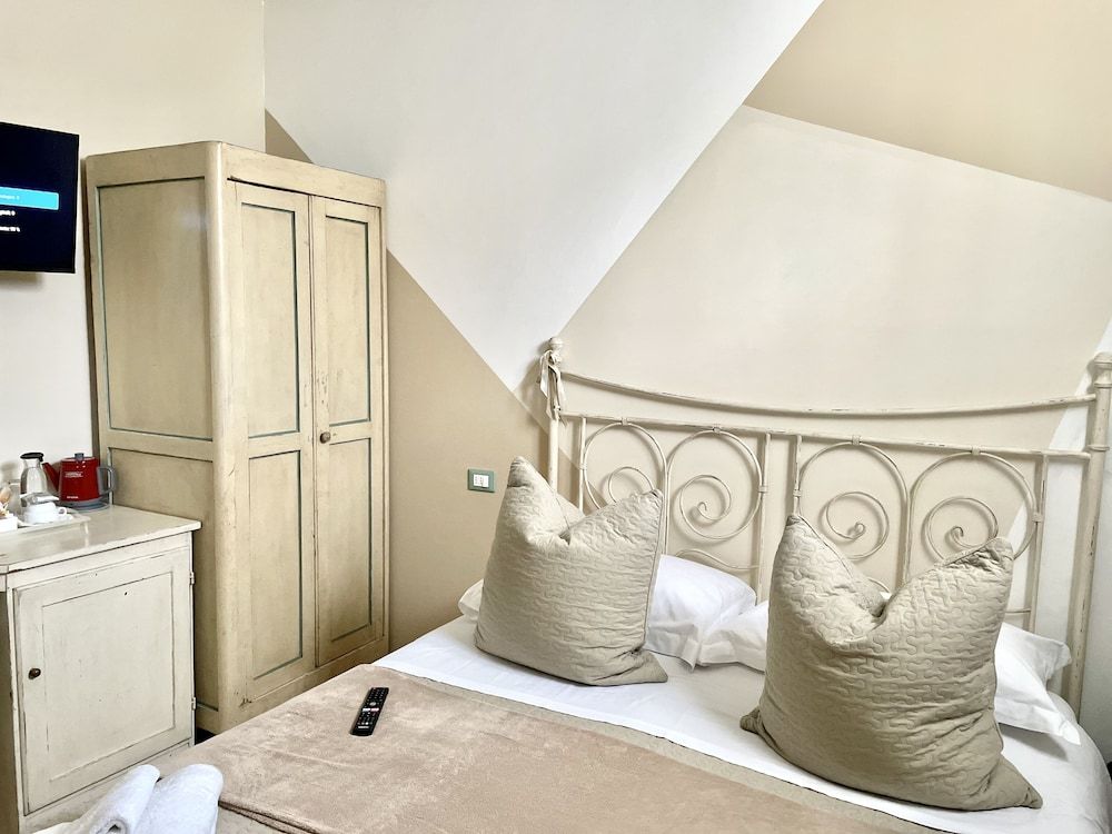 Soggiorno Pezzati Daniela Economy Double Room, 1 Queen Bed, Refrigerator, Courtyard Area 5