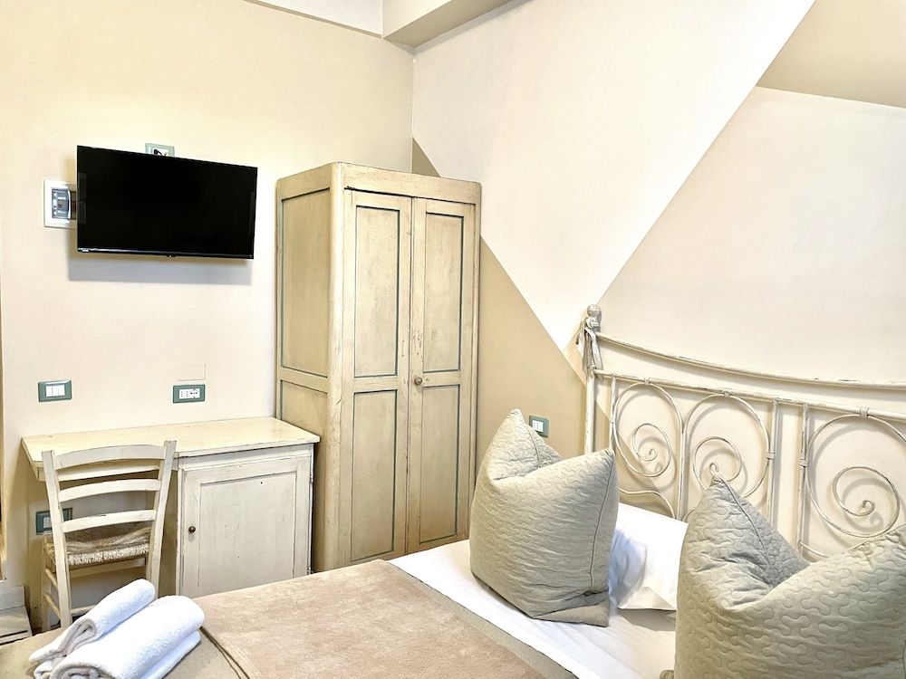 Soggiorno Pezzati Daniela Economy Double Room, 1 Queen Bed, Refrigerator, Courtyard Area 3
