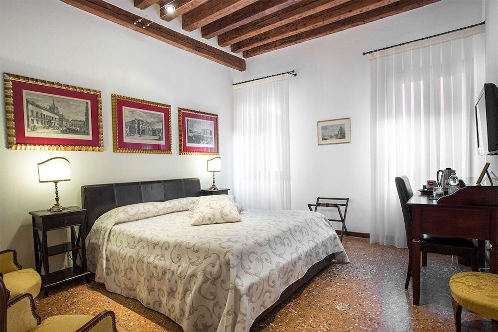 B&B Ca' Santo Spirito Superior Triple Room, 1 Bedroom, Private Bathroom 4