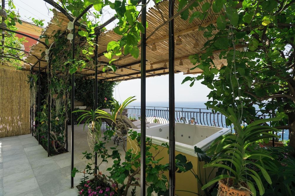 Villa Magia Deluxe Suite, Sea View 4