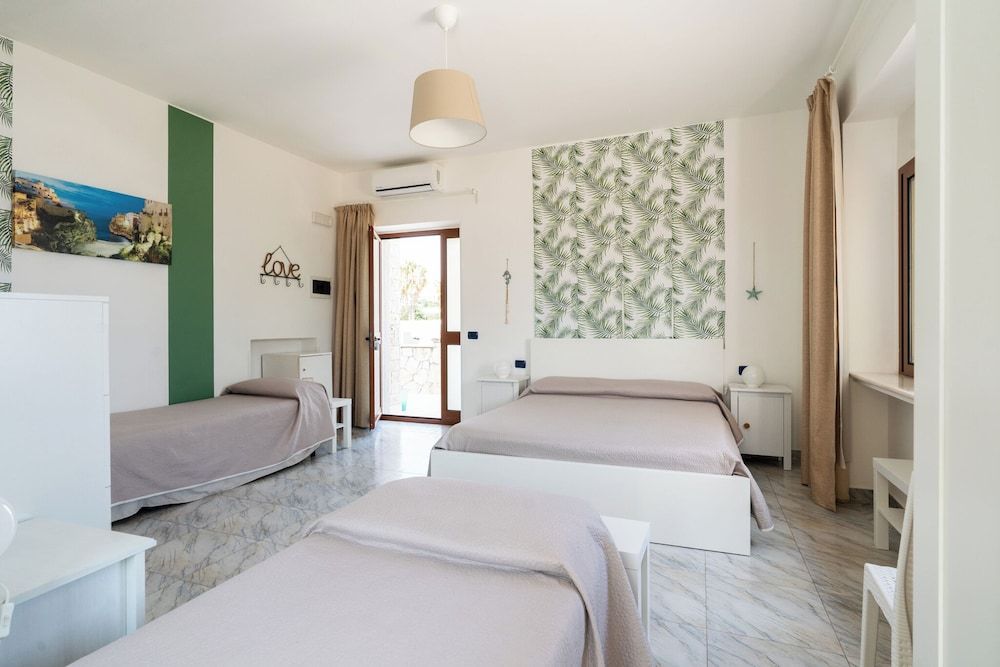 Hotel San Giovanni Deluxe Quadruple Room 3