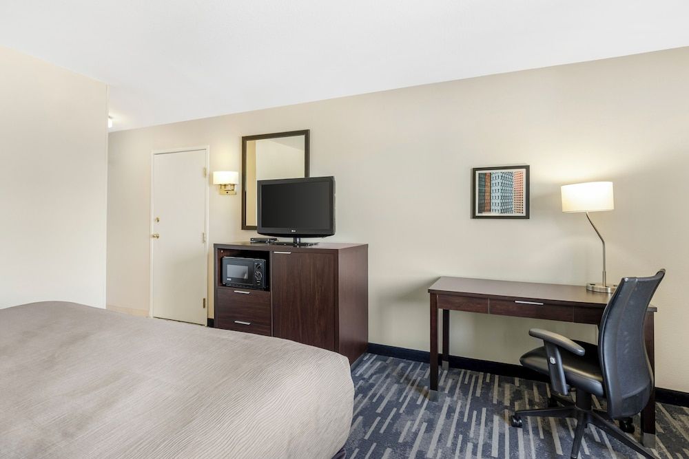 Room, 1 King Bed, Accessible, Non Smoking (Accessible Tub)