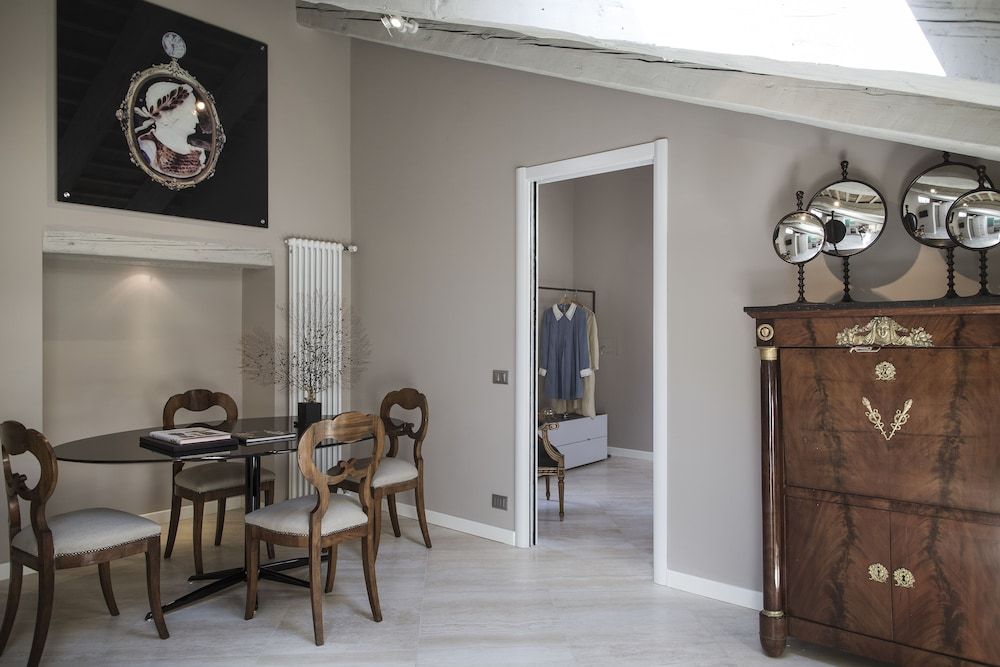 Seven Historical Suites Deluxe Suite 6