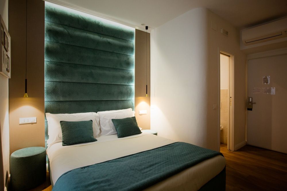Standard Room (Via Roma 37)