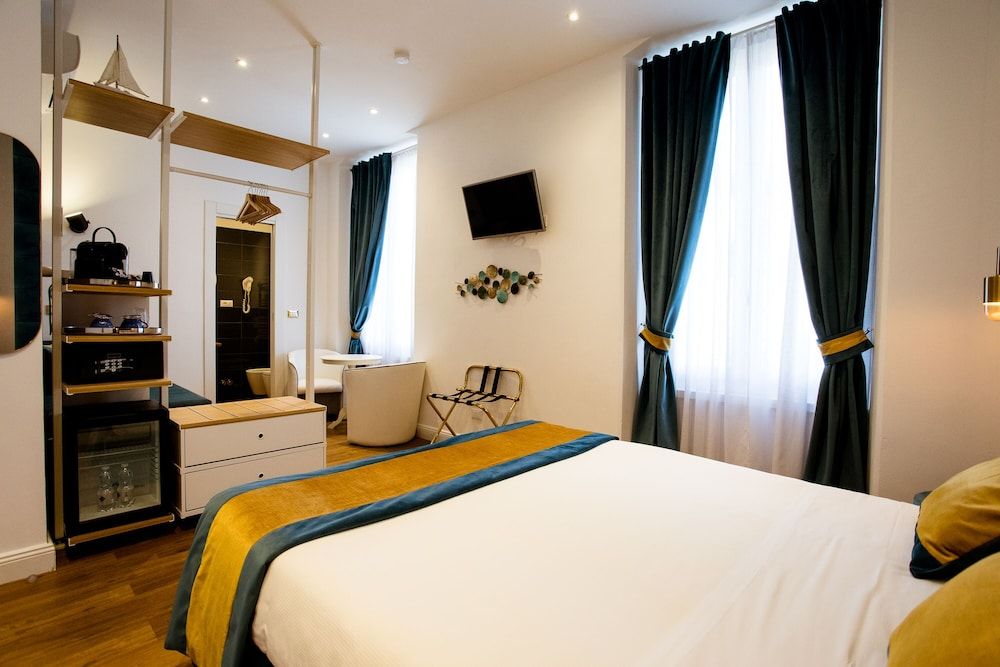 Deluxe Room (Via Di Monale 75)