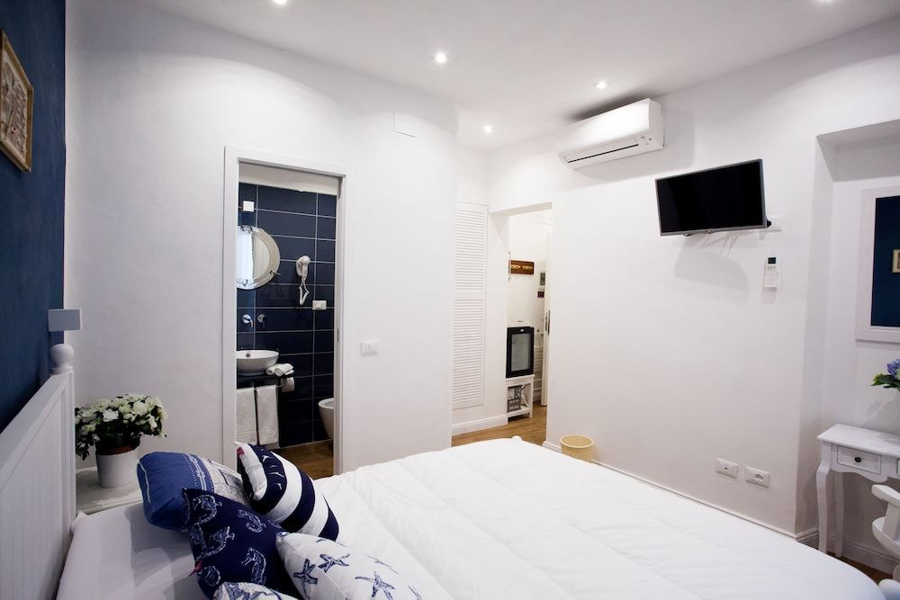 Standard Room (Via Roma 37)