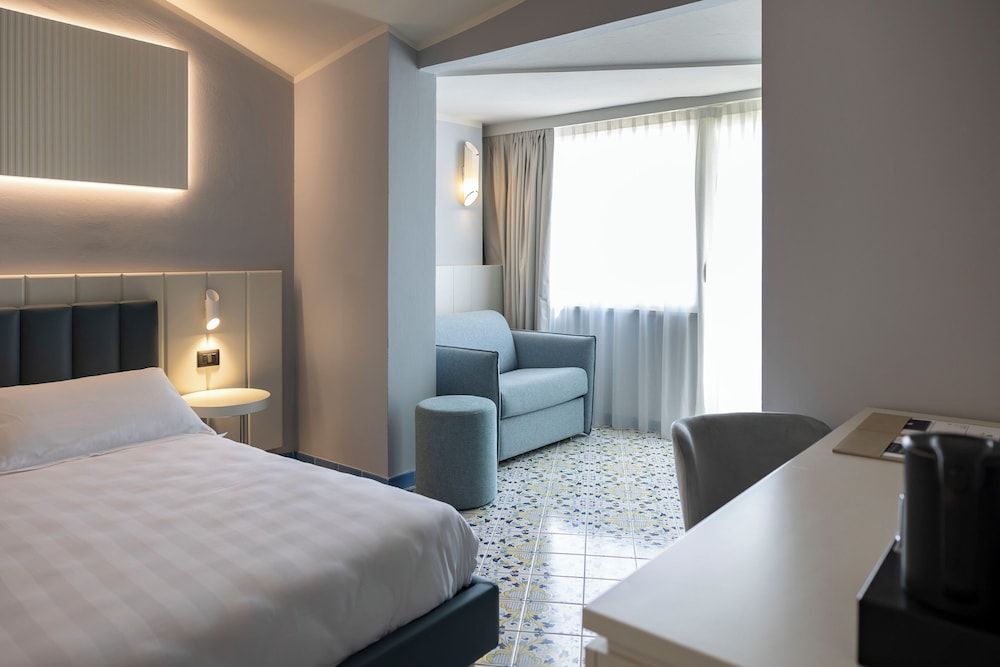 Grand Hotel Deluxe Double or Twin Room, Sea View 4