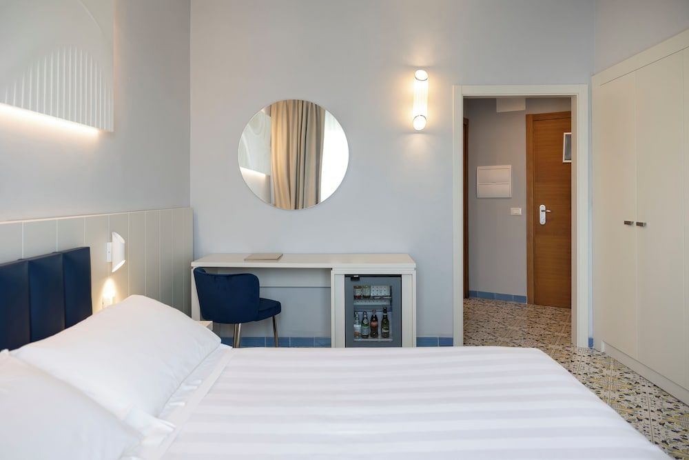 Grand Hotel Superior Double or Twin Room, Partial Sea View 2