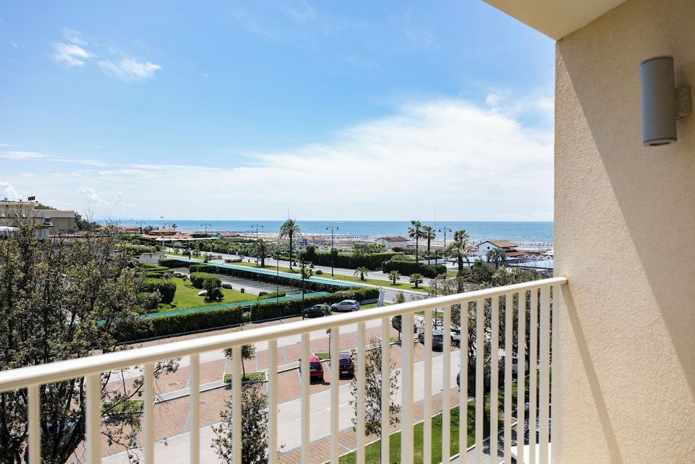 Grand Hotel Deluxe Double or Twin Room, Sea View 6