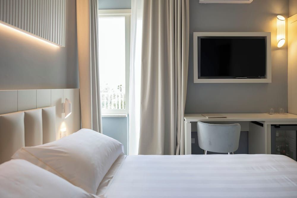 Grand Hotel Superior Double or Twin Room, Partial Sea View 3