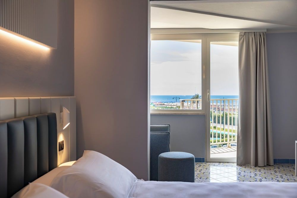 Grand Hotel Deluxe Double or Twin Room, Sea View 9