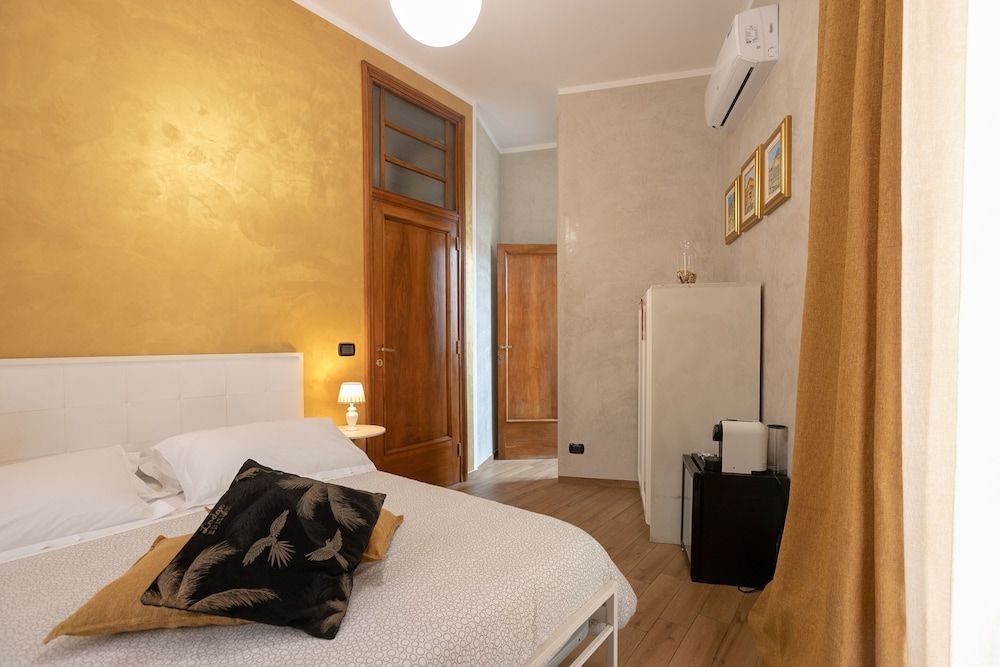 Golden Rooms Basic Double Room 4