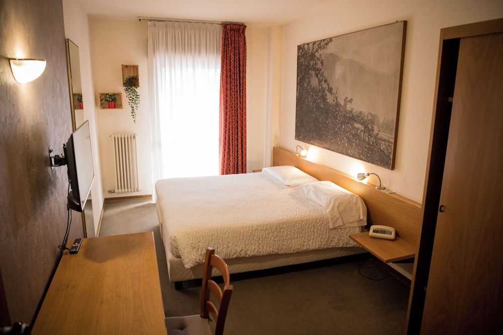 Hotel Rendez Vous Economy Double or Twin Room 3