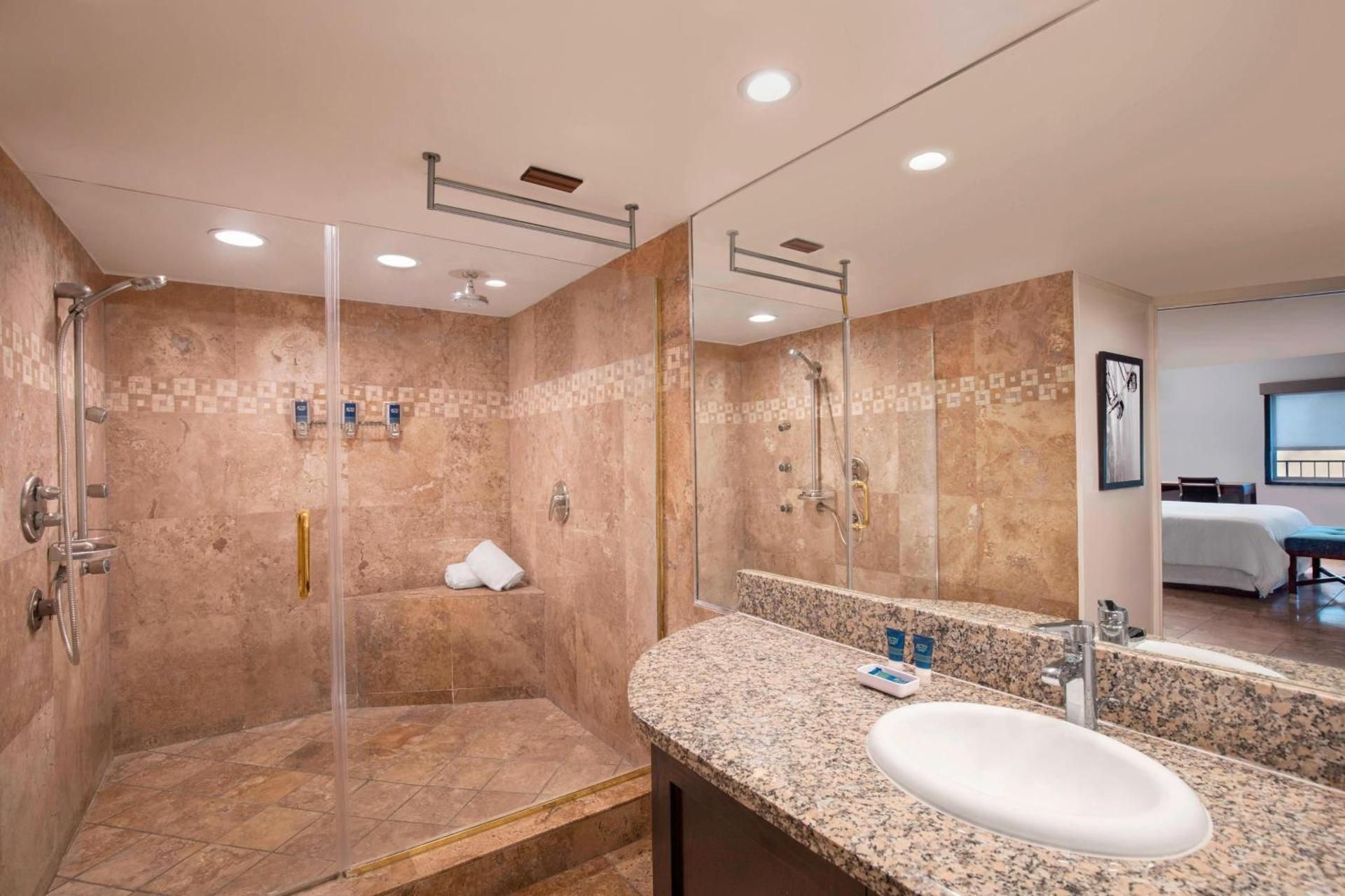 Suite, 1 King, Pool view