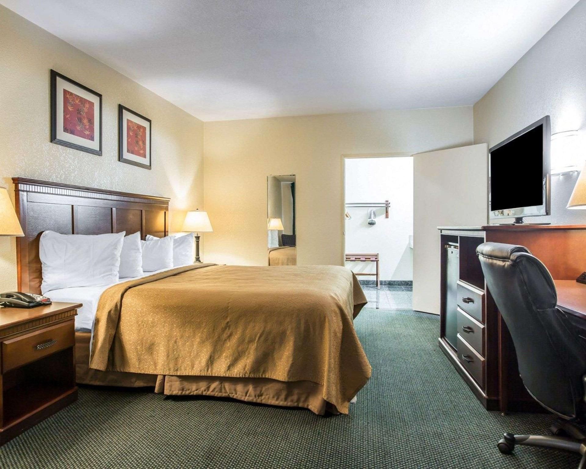 1 King Bed, Non smoking, Accessible