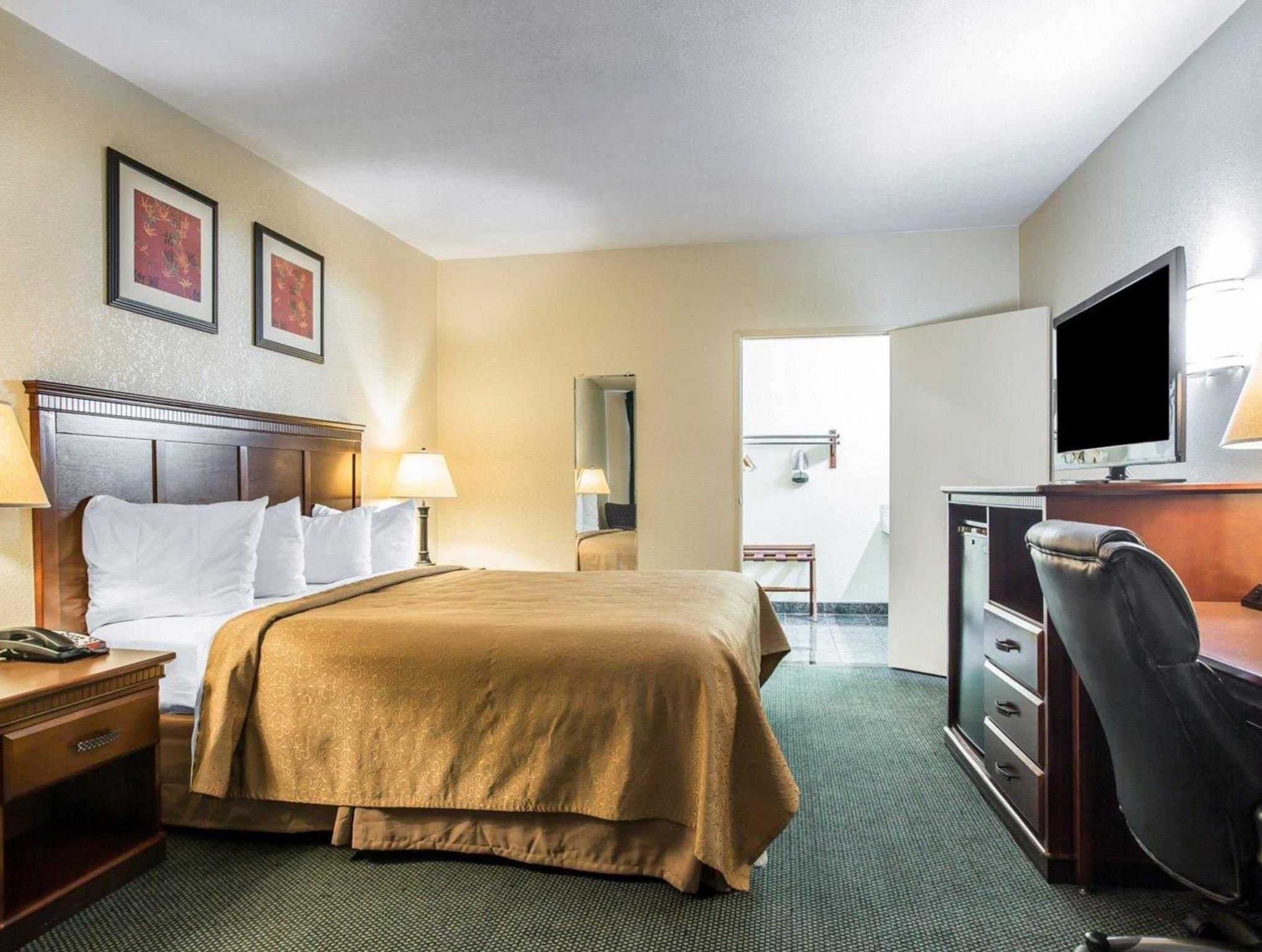 1 King Bed, Nonsmoking