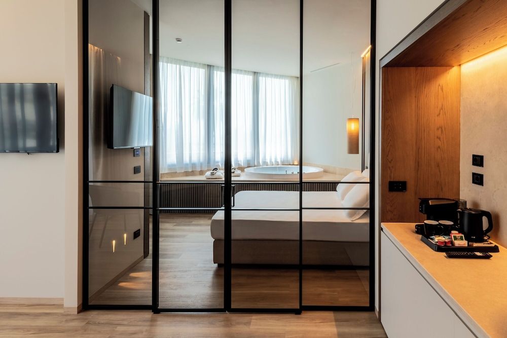 International Hotel & Suite Deluxe Suite, Hot Tub 4