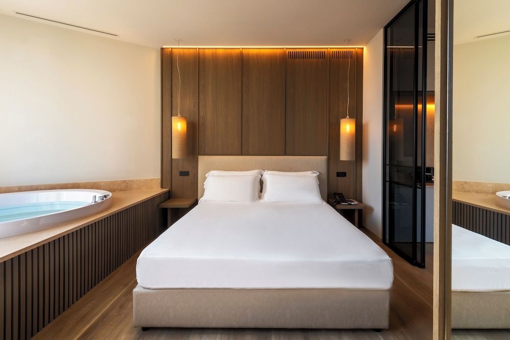 International Hotel & Suite Deluxe Suite, Hot Tub 3