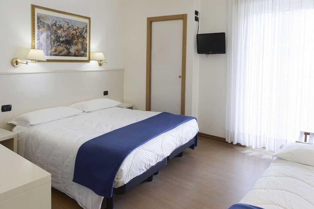 International Hotel & Suite Matrimoniale piccola con terzo letto 2