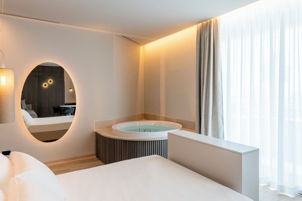 International Hotel & Suite Deluxe Suite, Hot Tub 6