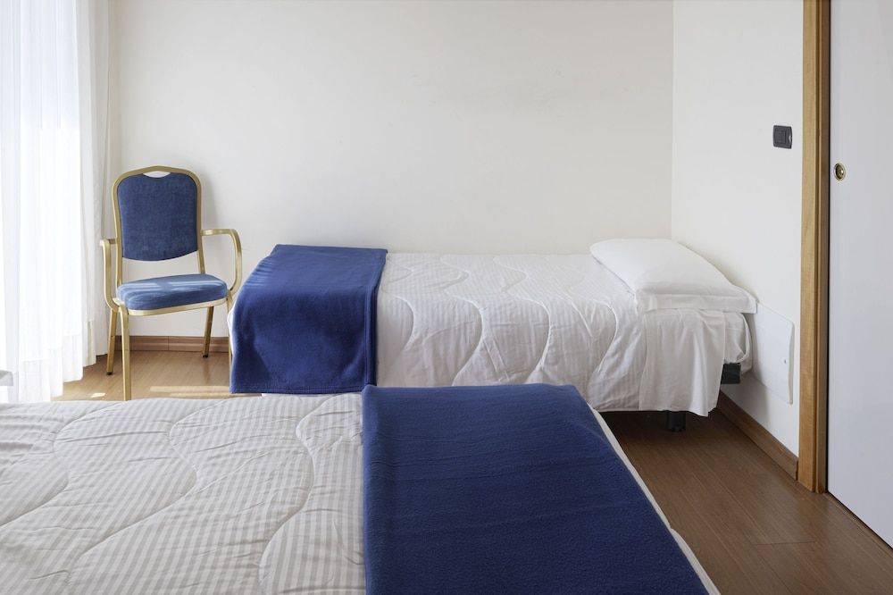 International Hotel & Suite Matrimoniale piccola con terzo letto 4