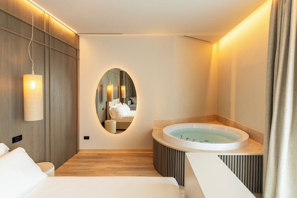 International Hotel & Suite Deluxe Suite, Hot Tub 16