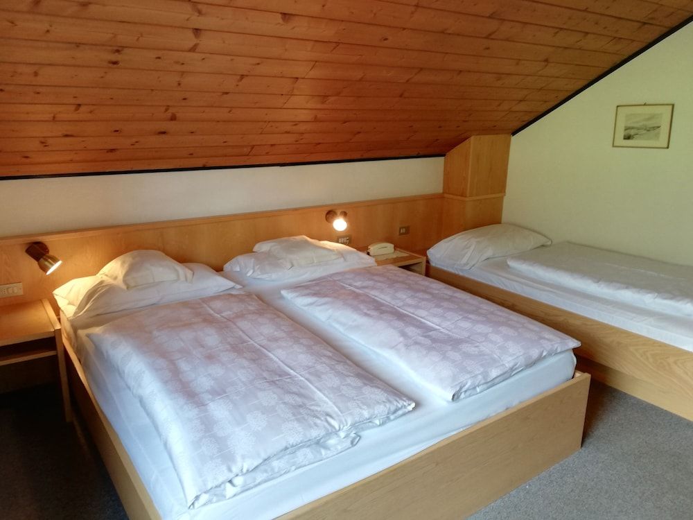 Hotel Rodes Superior Quadruple Room