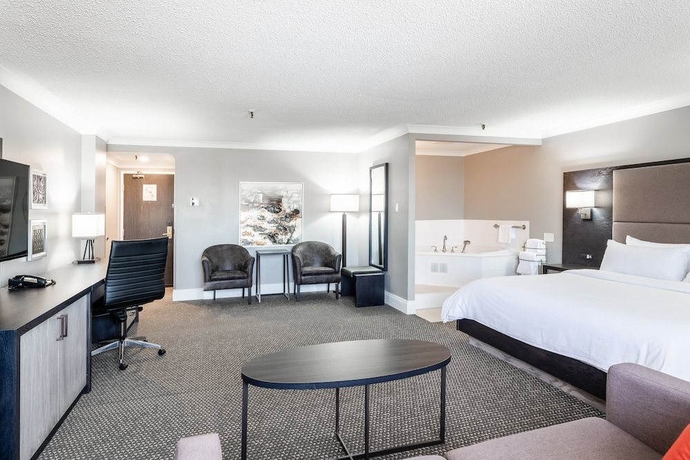 Junior Suite, 1 King Bed, Jetted Tub