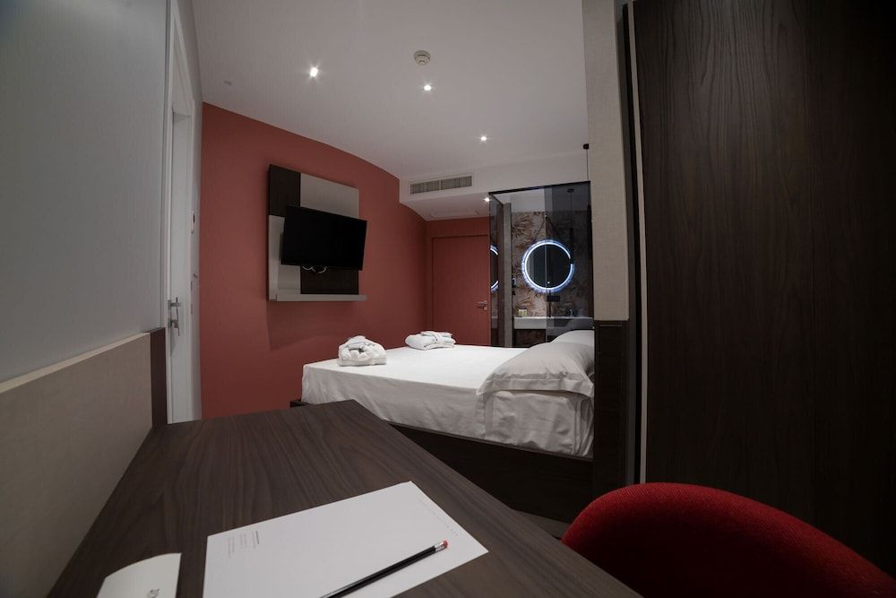 Marconi Hotel Deluxe Room 2