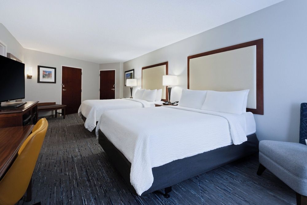 Standard Room, 2 Queen Beds, Roll-in Shower (Mobility)