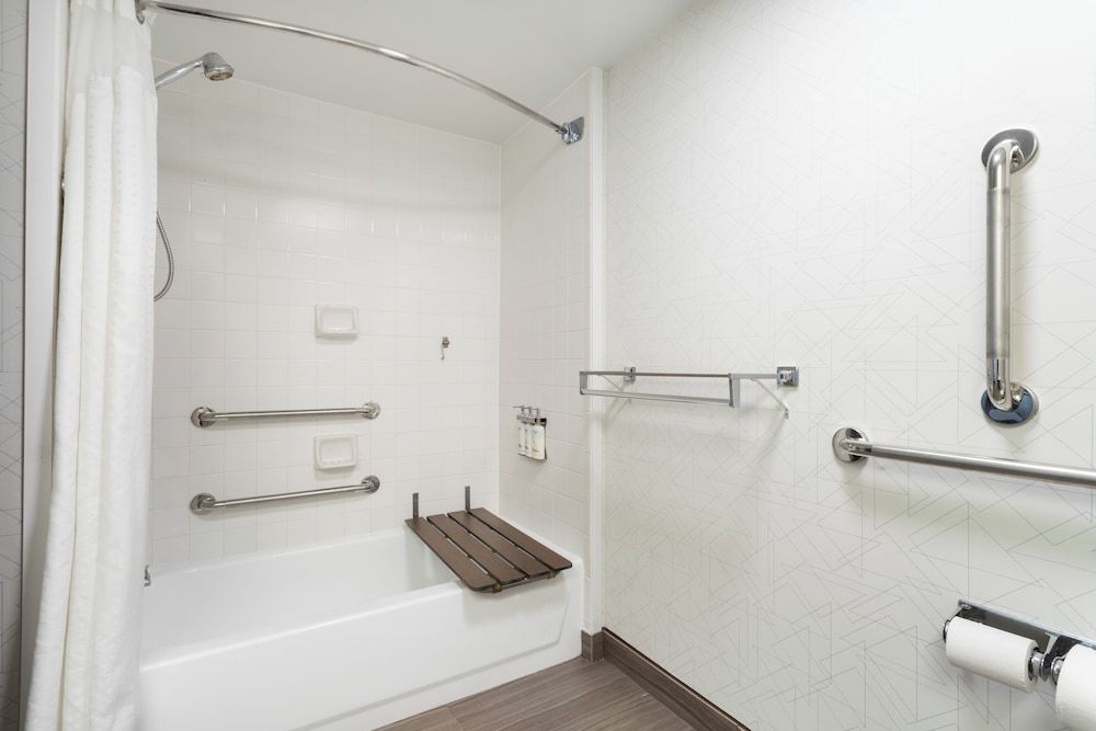 Suite, 2 Queen Beds, Accessible Bathtub (Mobility)