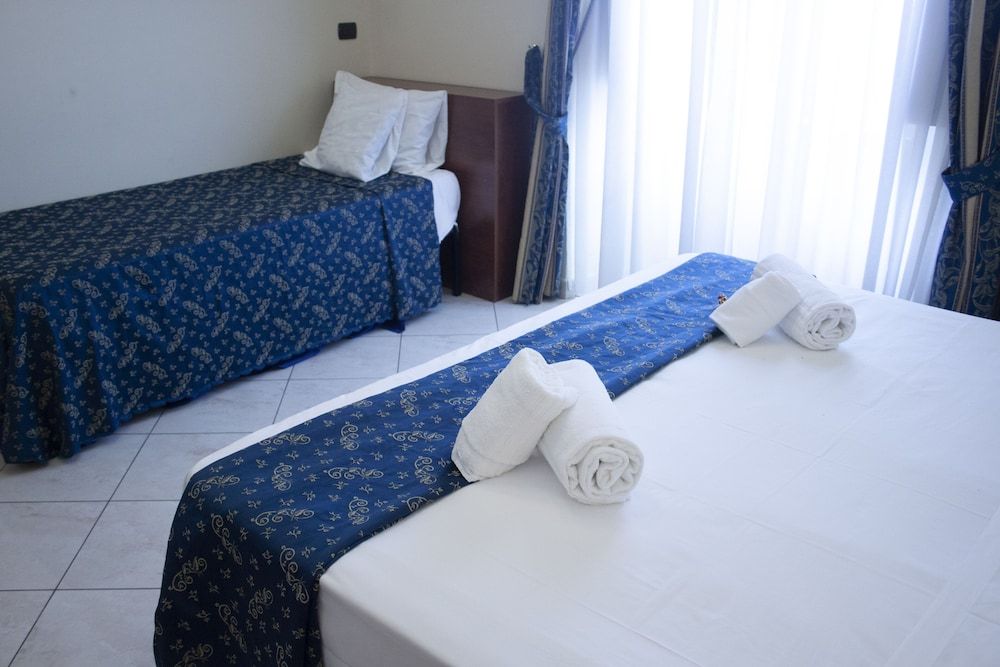 Caroline Suite Triple Room 5