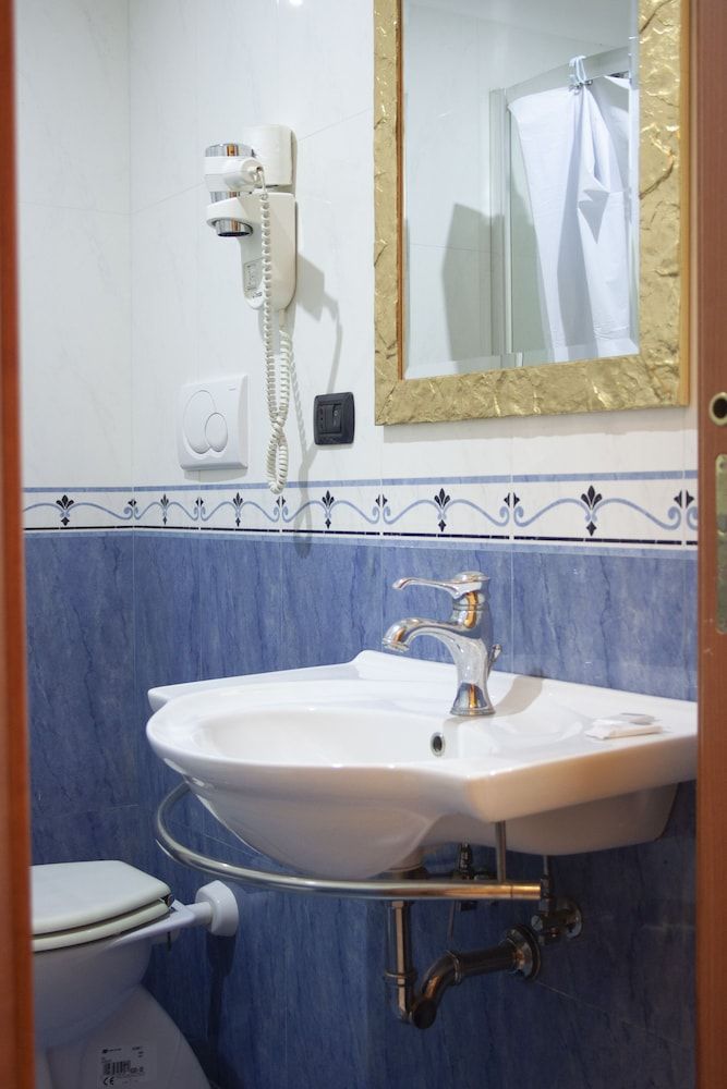 Caroline Suite Triple Room 8