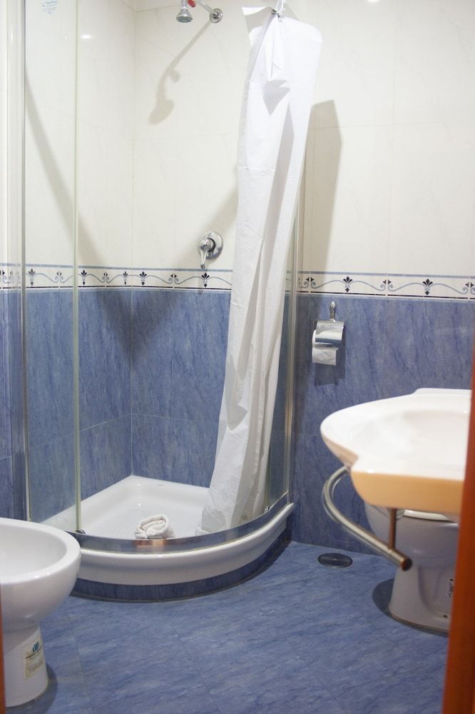 Caroline Suite Triple Room 7