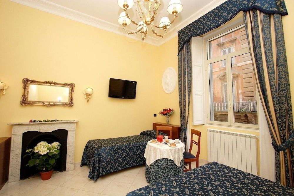 Caroline Suite Triple Room 10