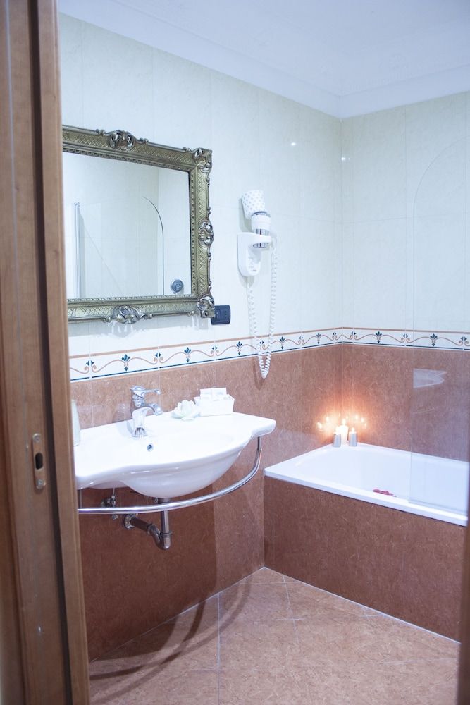 Caroline Suite Triple Room 9